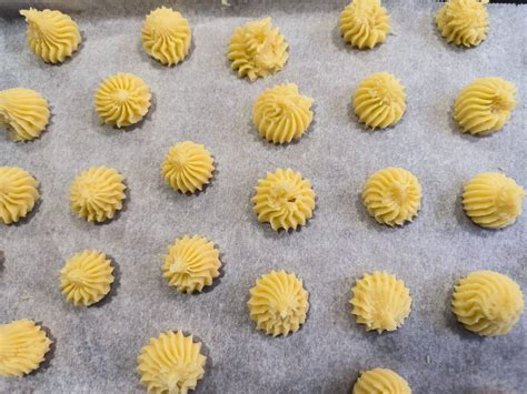 Galletas decoradas con manga pastelera y chocolate blanco