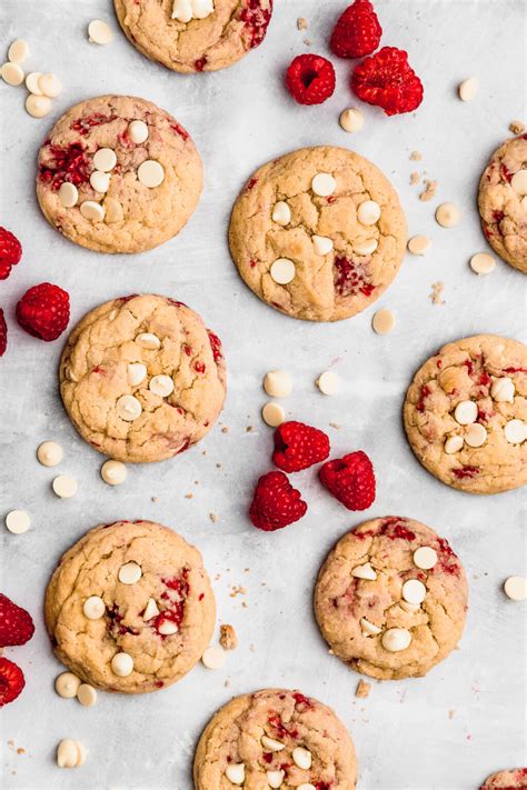 Galletas de chocolate blanco y frambuesa recién horneadas