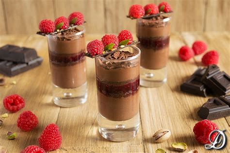 Vasitos de mousse de frambuesa y chocolate blanco