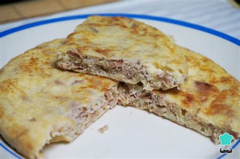 Tortilla francesa de atún recién hecha en un plato