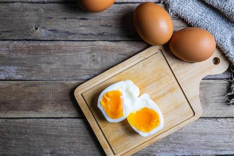 Huevos crudos y cocidos sobre una mesa