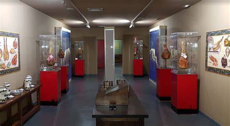 Fachada del Museo del Jamón de Aracena con la estatua del concejil
