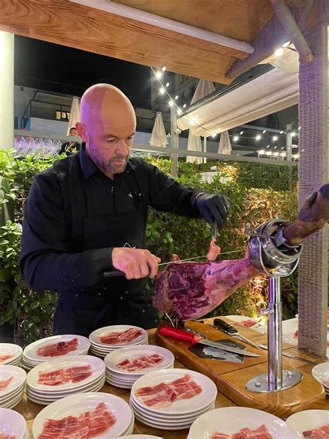 Maestro cortador de jamón en una degustación