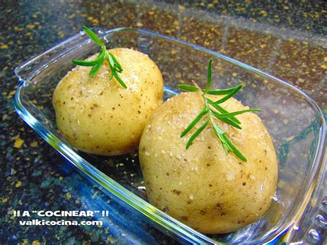Patatas cocinándose al vapor en el microondas