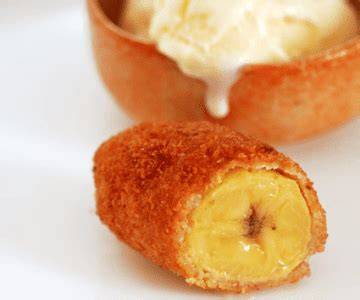 Plátanos rebozados friéndose en aceite caliente