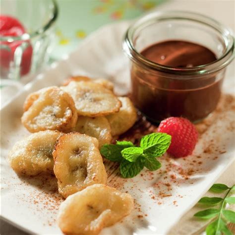 Plátanos fritos con salsa de chocolate y helado