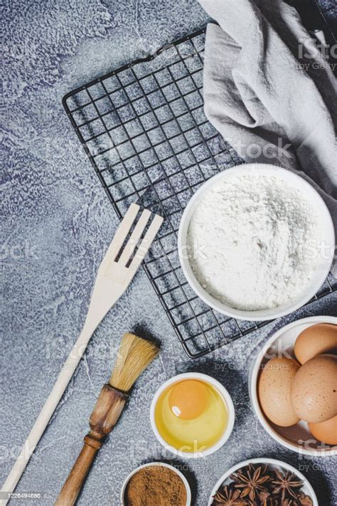 Ingredientes y utensilios para preparar fondo oscuro