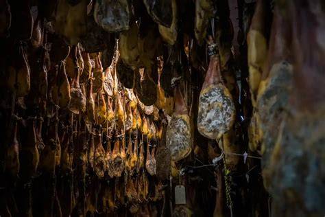 Jamones ibéricos colgados en un secadero de Guijuelo
