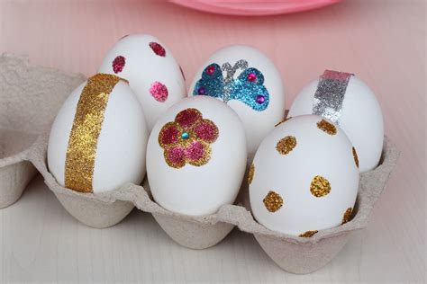 Huevos de Pascua decorados con purpurina