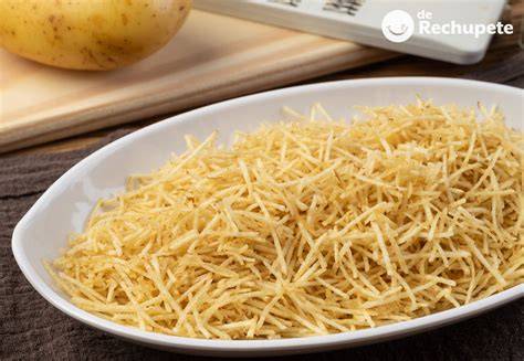 Patatas paja recién fritas y sazonadas
