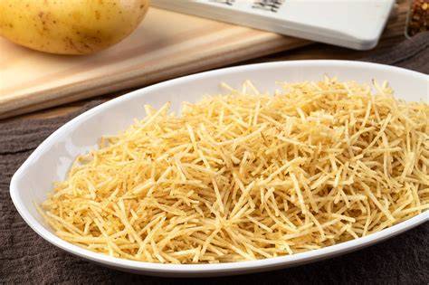 Postre con detalles de patatas paja crujientes