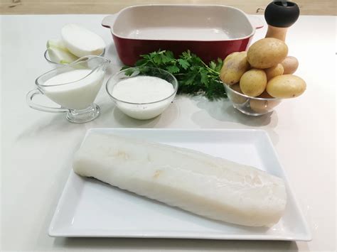 Proceso de cocinado del bacalao con nata en capas.