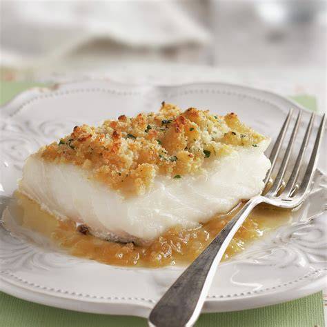 Detalle de la textura cremosa y el gratinado dorado del bacalao con nata.