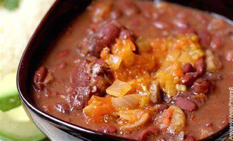 Ingredientes para frijoles con oreja de cerdo