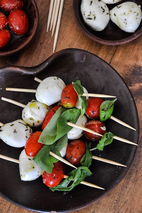 Brochetas de tomate cherry asadas a la parrilla con albahaca y vinagre balsámico