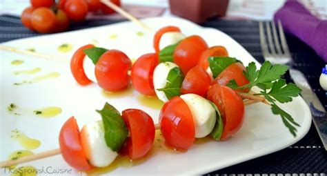 Brochetas caprese de tomate cherry, mozzarella y albahaca