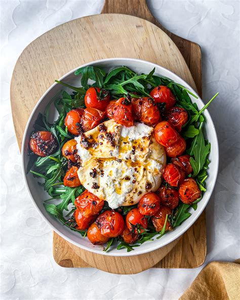 Bruschettas con tomates cherry y queso burrata