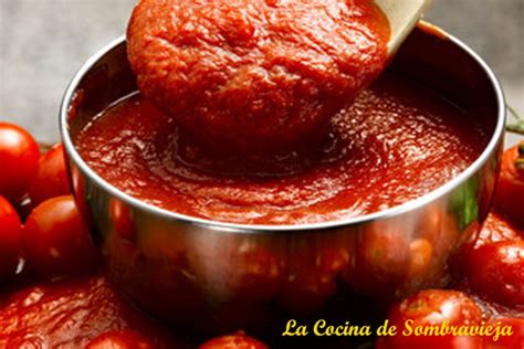Tomates frescos e ingredientes para salsa de tomate