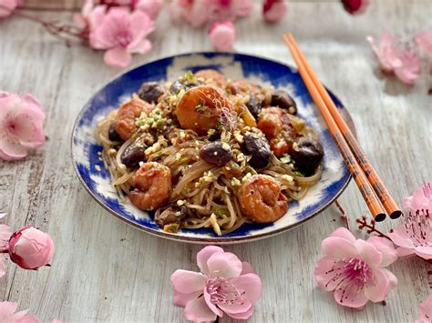 Fideos de boniato con setas y langostinos