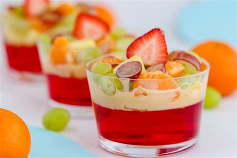Recipientes individuales con gelatina de leche y frutas