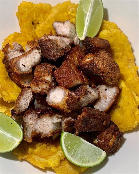 Acompañamientos tradicionales para chicharrones: arepa, patacones y limón