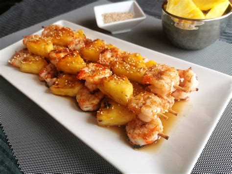 Brochetas de langostinos a la parrilla con piña y pimiento rojo