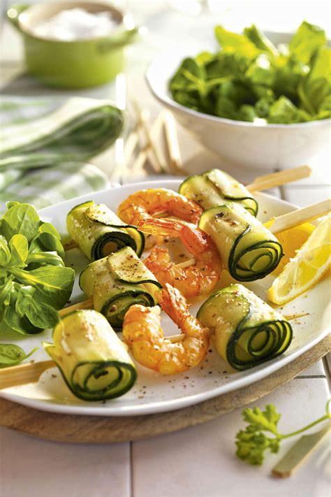 Tabla de ingredientes para brochetas de langostinos