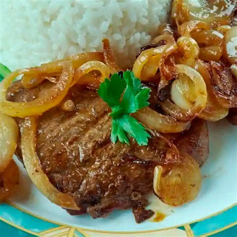Bistec encebollado listo para servir
