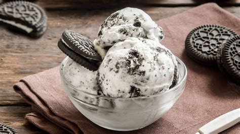 Bol de helado de Oreo decorado con galletas