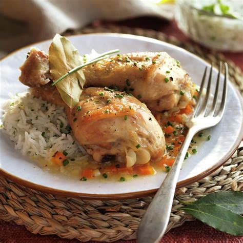 Plato de jamoncitos de pollo en salsa con arroz