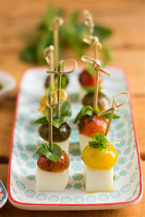 Pinchos de jamón y queso con tomates cherry y albahaca