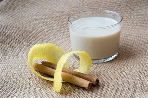 Leche infusionándose con canela y limón