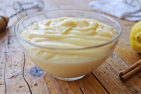 Crema pastelera espesándose en el fuego