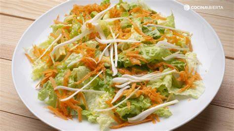 Ensalada fresca de lechuga con zanahoria y aguacate