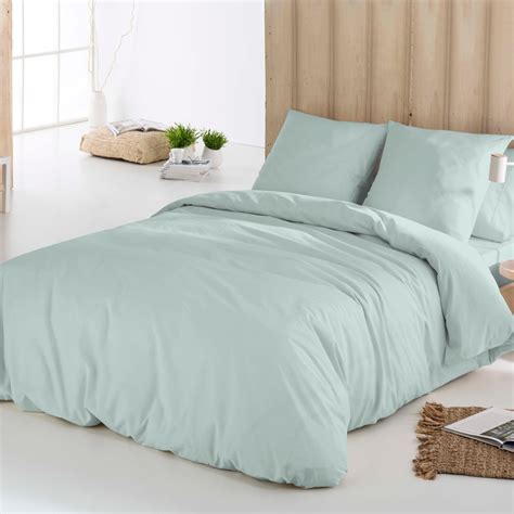 Cama con funda nórdica de algodón en tonos pastel (rosa y verde salvia)