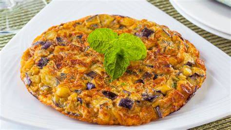 Ingredientes frescos para tortilla de berenjena y pimientos