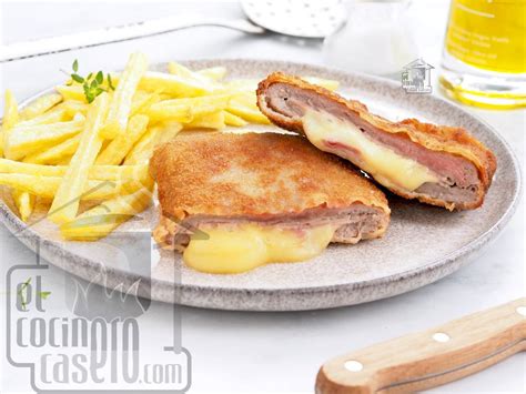 Cordon Bleu de ternera servido con patatas fritas y ensalada