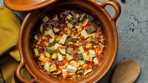 Crema de calabaza mexicana con elote y jitomate