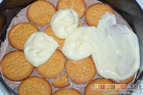 Galletas mojadas en leche y cubiertas con crema para formar capas
