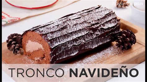 Imagen de un tronco de chocolate decorado, listo para servir