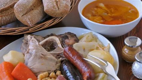 Puchero servido en tres vuelcos