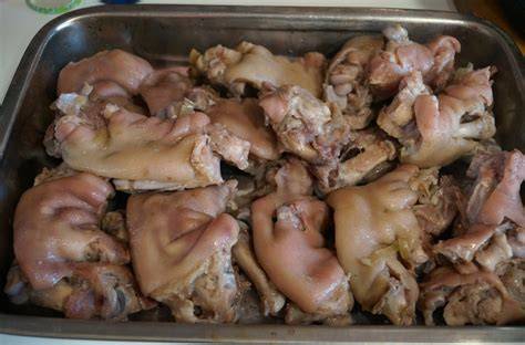 Manitas de cerdo cocidas y deshuesadas