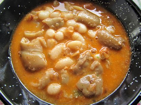 Sofrito con chorizo y manitas de cerdo