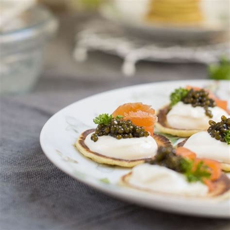 Blinis con salmón ahumado y caviar en una bandeja