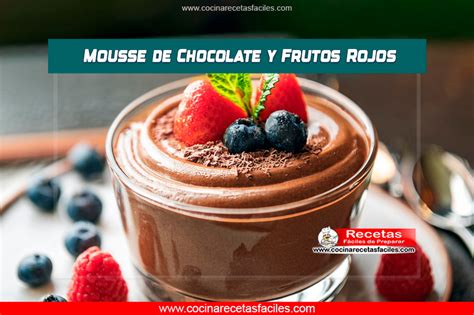 Mugcake de chocolate decorado con frutos rojos y nata