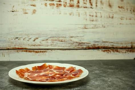 Plato de jamón serrano recién cortado