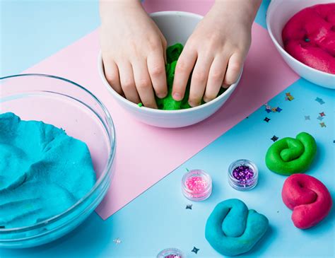 Niños jugando con plastilina casera
