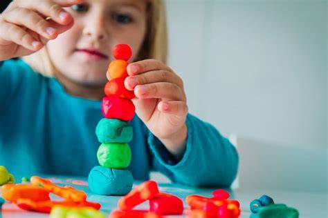 Niños creando figuras con plastilina casera