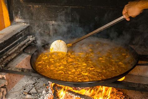 Proceso de cocción de la paella a leña