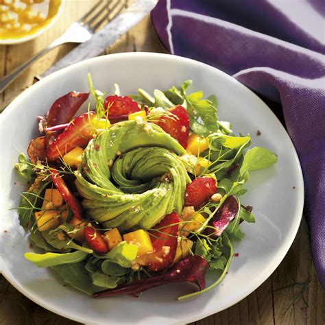 Plato de ensalada detox colorida